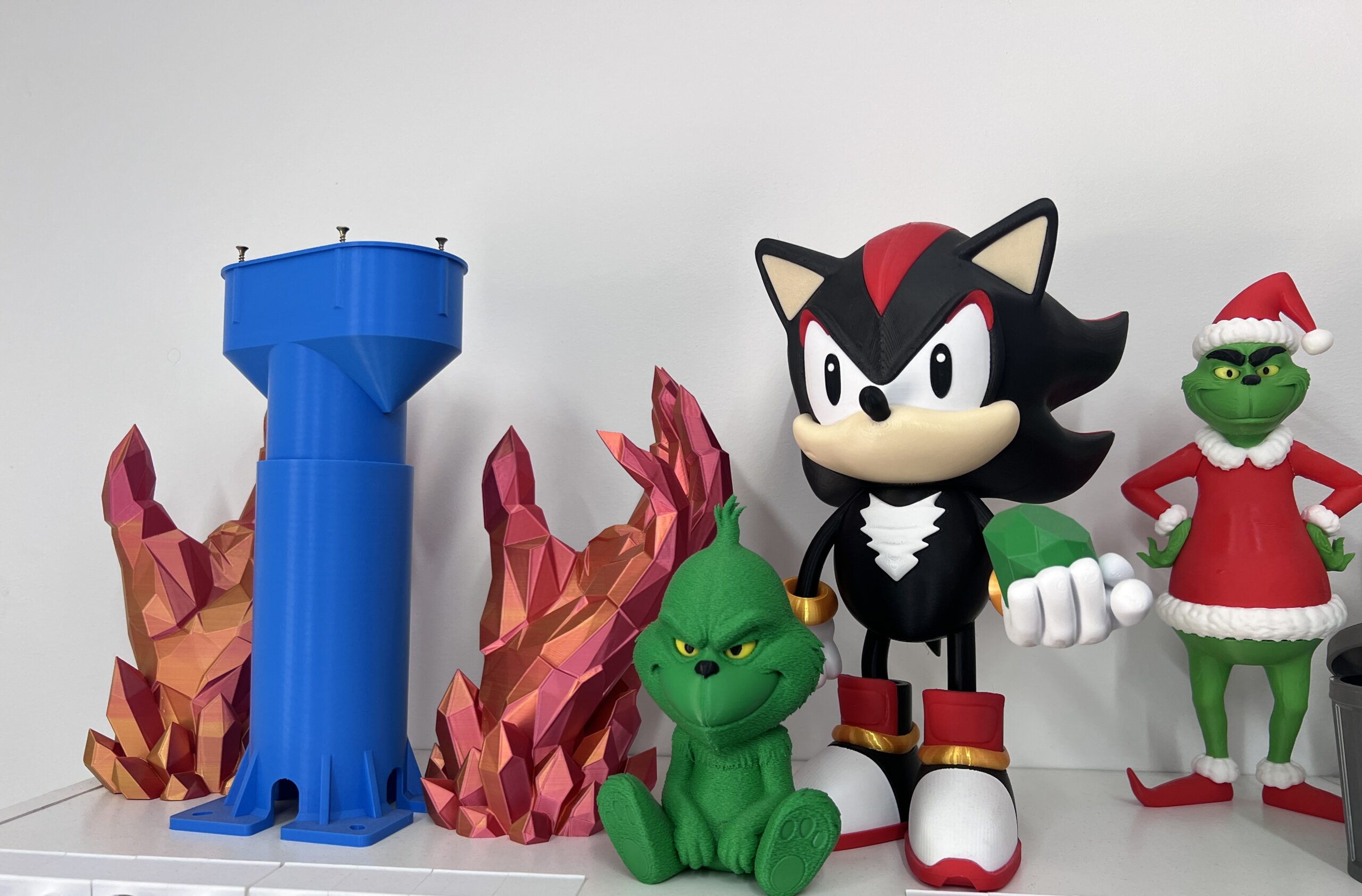 Kolorowe figurki i modele wykonane technologią druku 3D w pracowni AT3D